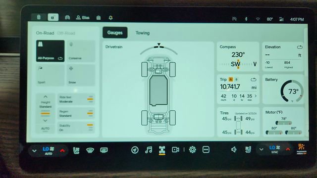 Used 2025 Rivian R1T Premium image 48