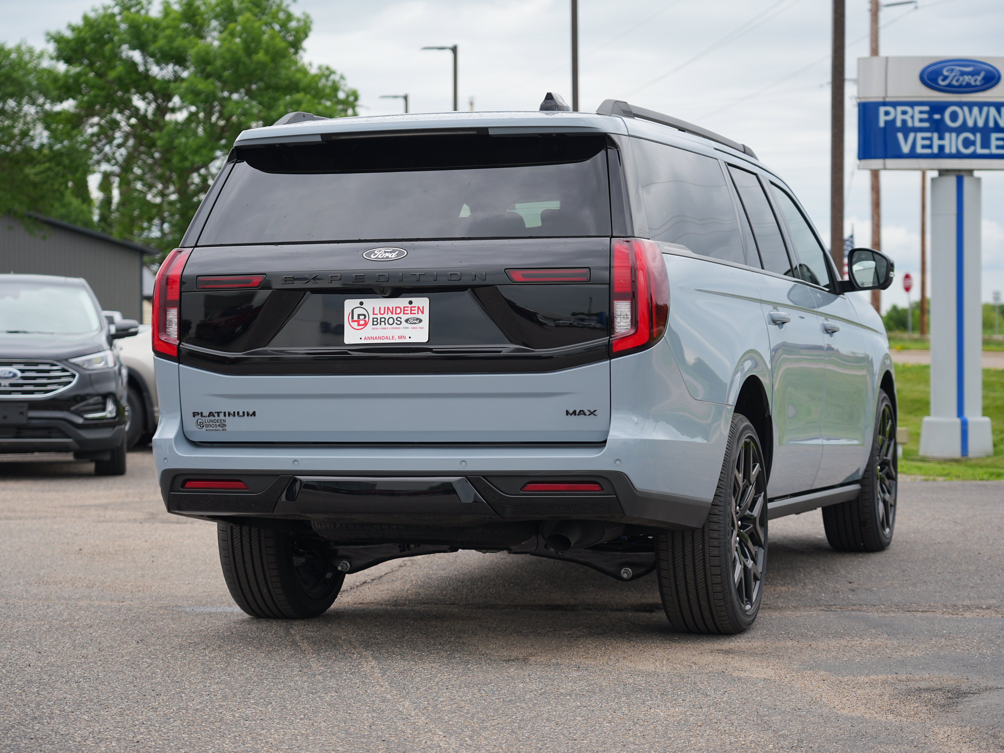 New 2026 Ford Expedition Max Platinum w/ Stealth Performance Package AWD/4WD image 3