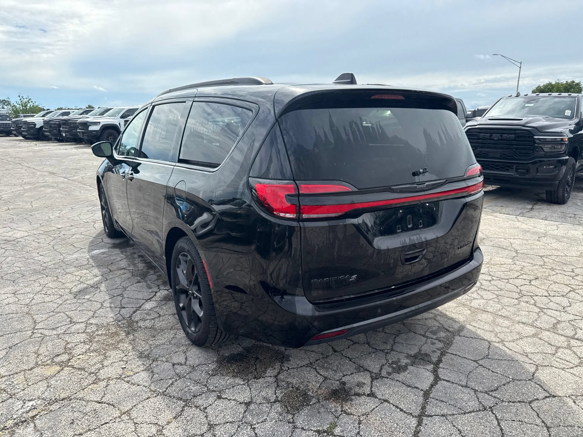 Used 2025 Chrysler Pacifica Limited FWD image 8