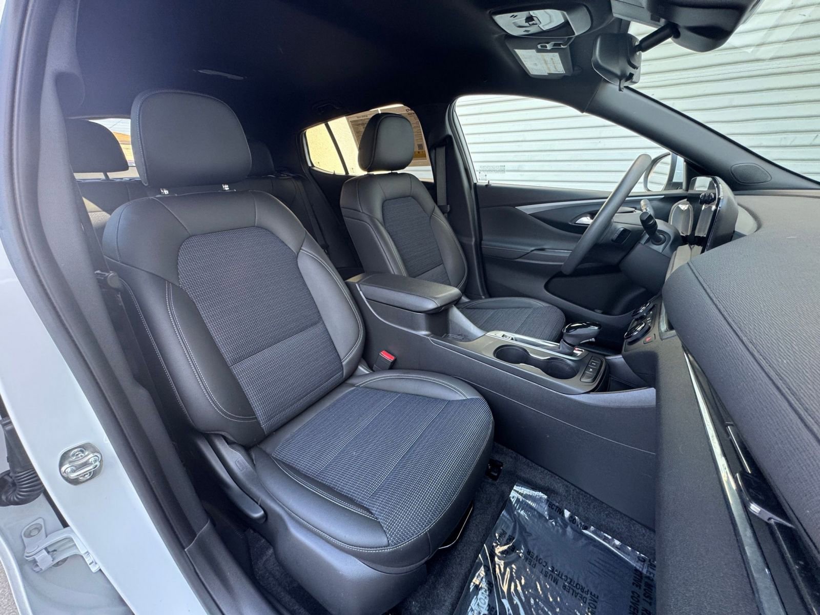 Used 2025 Buick Envista Preferred image 36