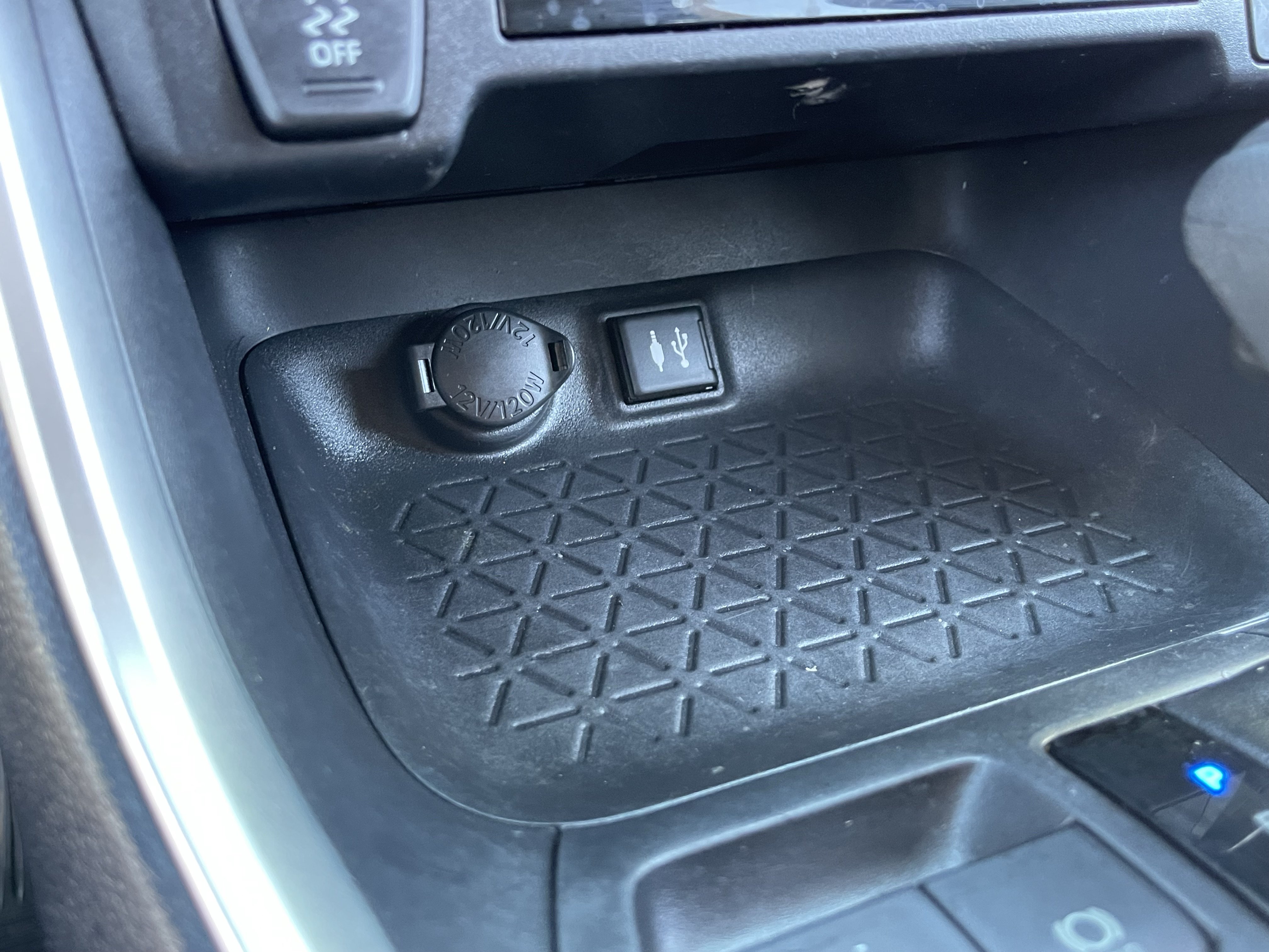 Used 2019 Toyota RAV4 LE w/ All Weather Liner Package FWD image 27