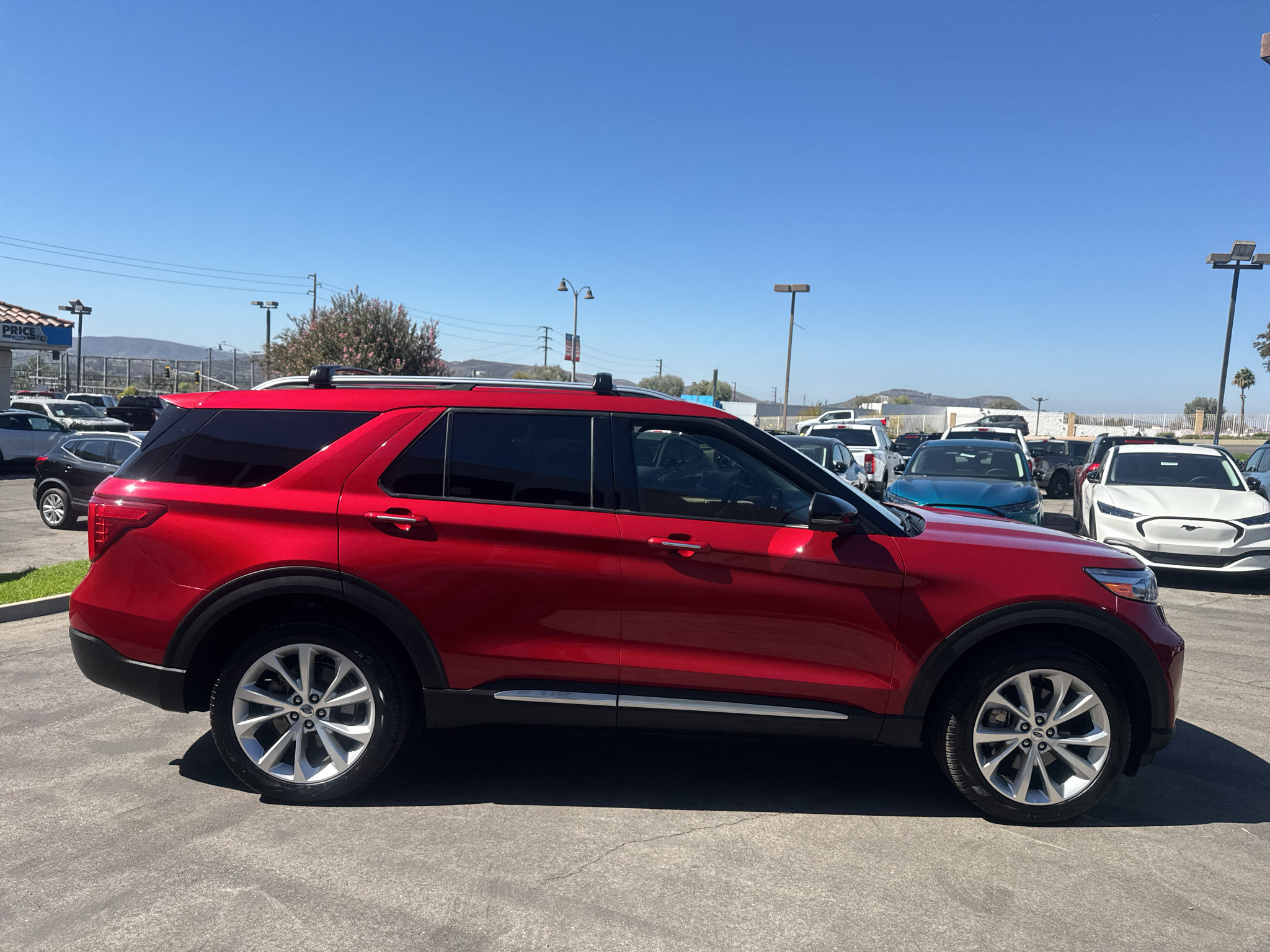 Used 2022 Ford Explorer Platinum w/ Technology Package AWD/4WD image 4