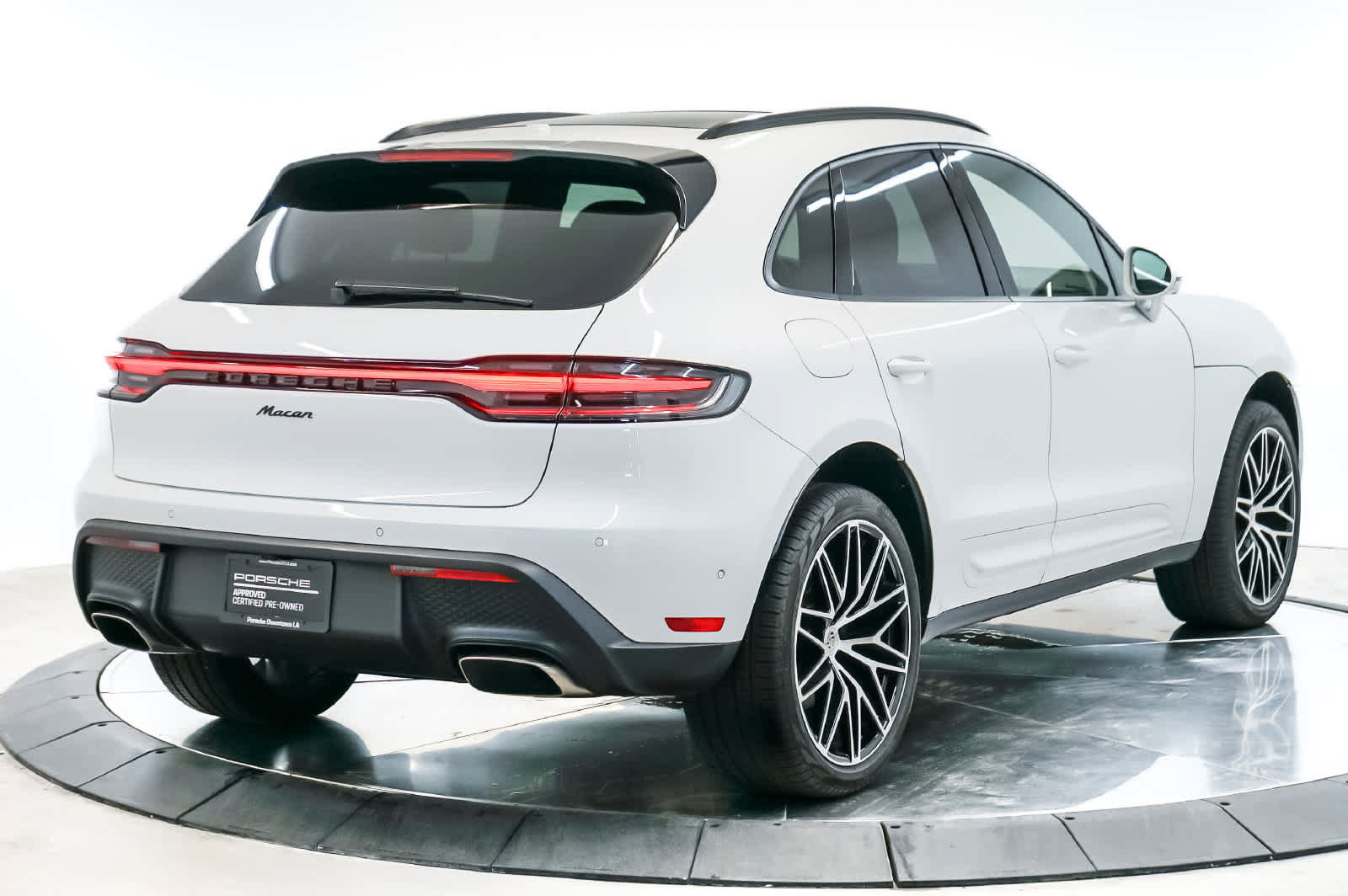 Certified 2026 Porsche Macan AWD/4WD image 9