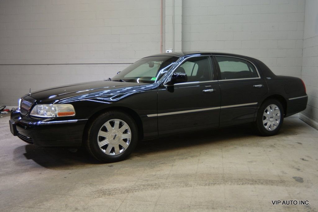 Used 2005 Lincoln Town Car Signature Limited image 30