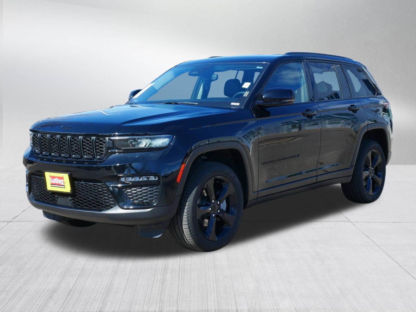 Used 2023 Jeep Grand Cherokee Limited w/ Black Appearance Package AWD/4WD image 3