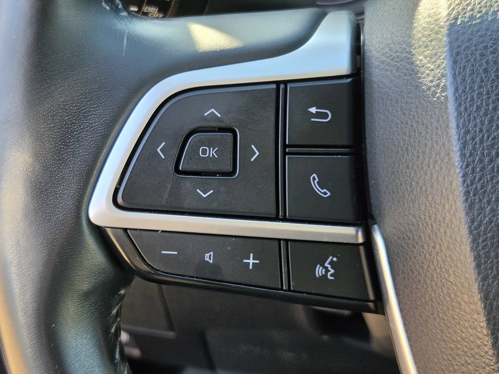 Used 2022 Toyota Highlander XLE FWD image 24