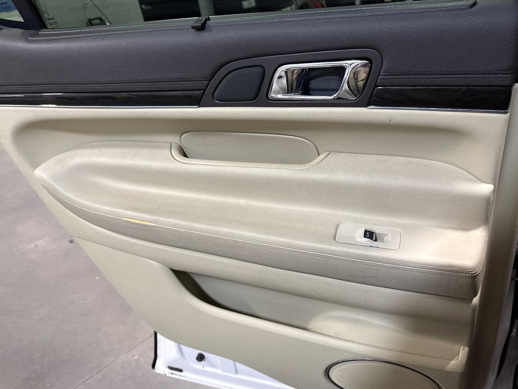 Used 2013 Lincoln MKT AWD image 12