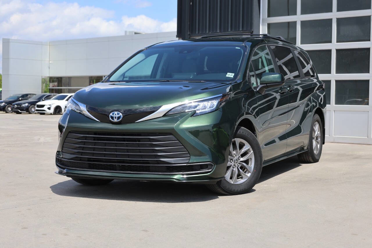 Used 2023 Toyota Sienna LE FWD image 3