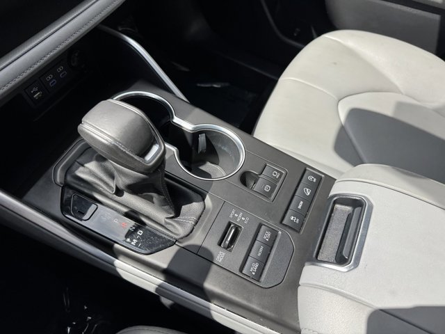 Used 2022 Toyota Highlander XLE AWD/4WD image 17