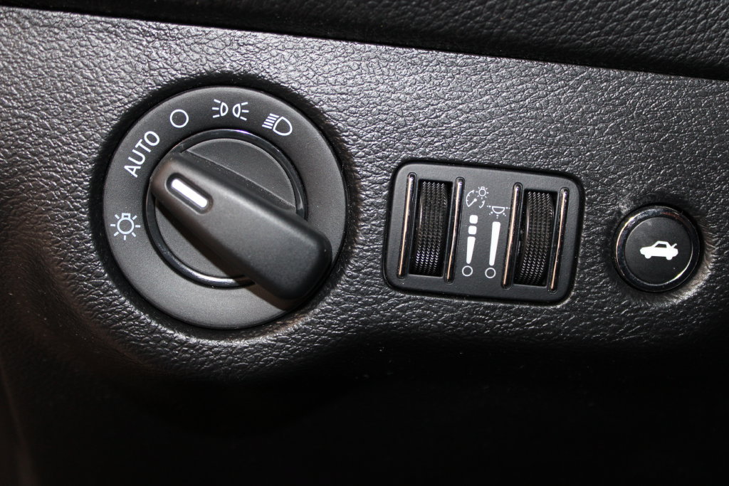 Used 2023 Dodge Challenger SXT RWD image 32