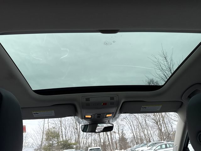 Certified 2025 Volkswagen Jetta SE w/ Sunroof Package image 27