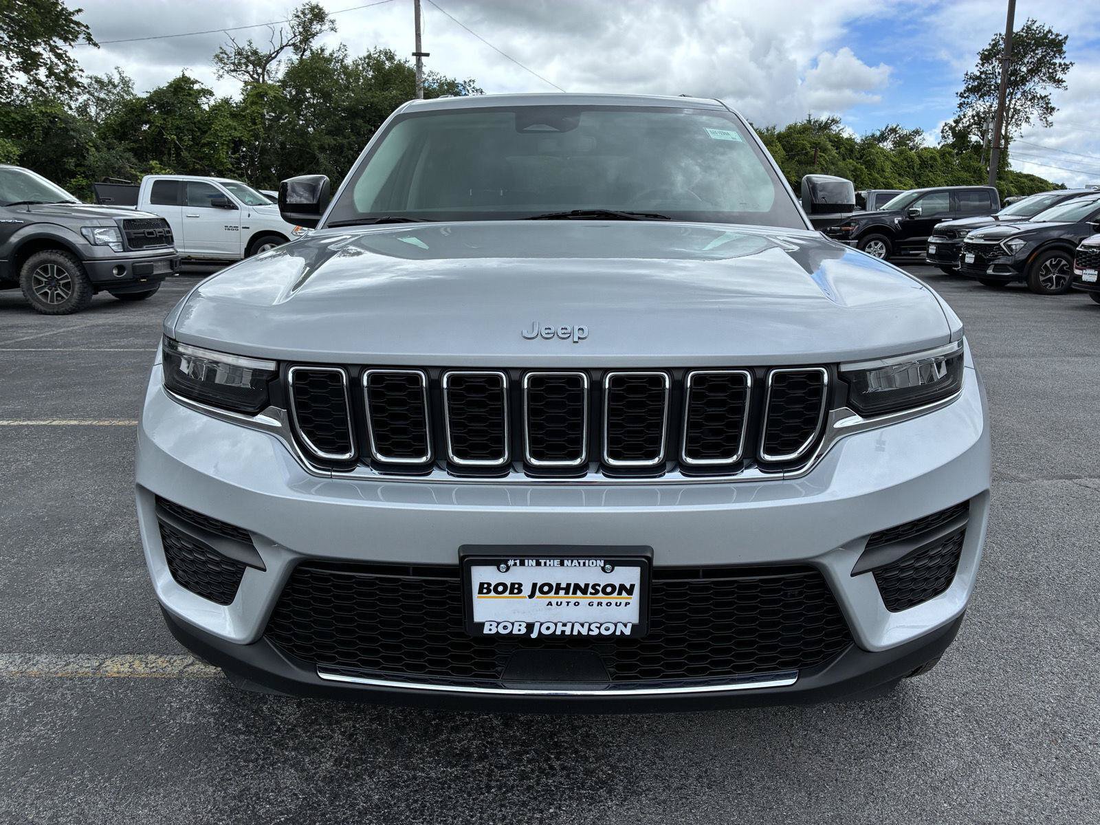 Used 2023 Jeep Grand Cherokee Laredo AWD/4WD image 2