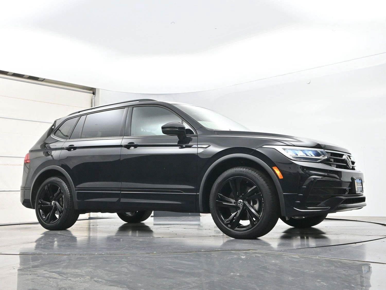 Used 2023 Volkswagen Tiguan SE R-Line AWD/4WD image 29