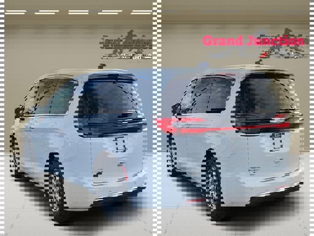 Used 2024 Chrysler Pacifica Touring-L image 4