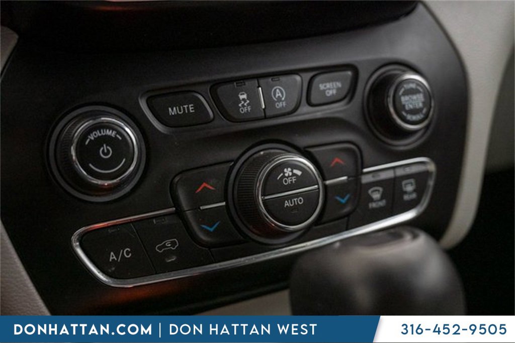 Used 2021 Jeep Cherokee Latitude Lux w/ Comfort/Convenience Group image 13