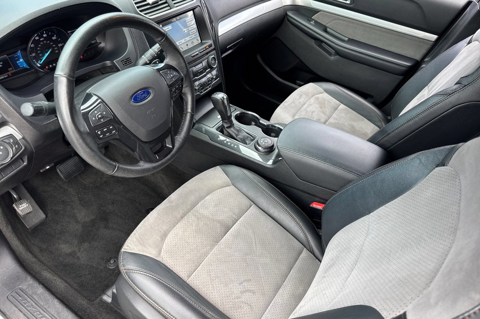 Used 2017 Ford Explorer XLT w/ Equipment Group 202A AWD/4WD image 14