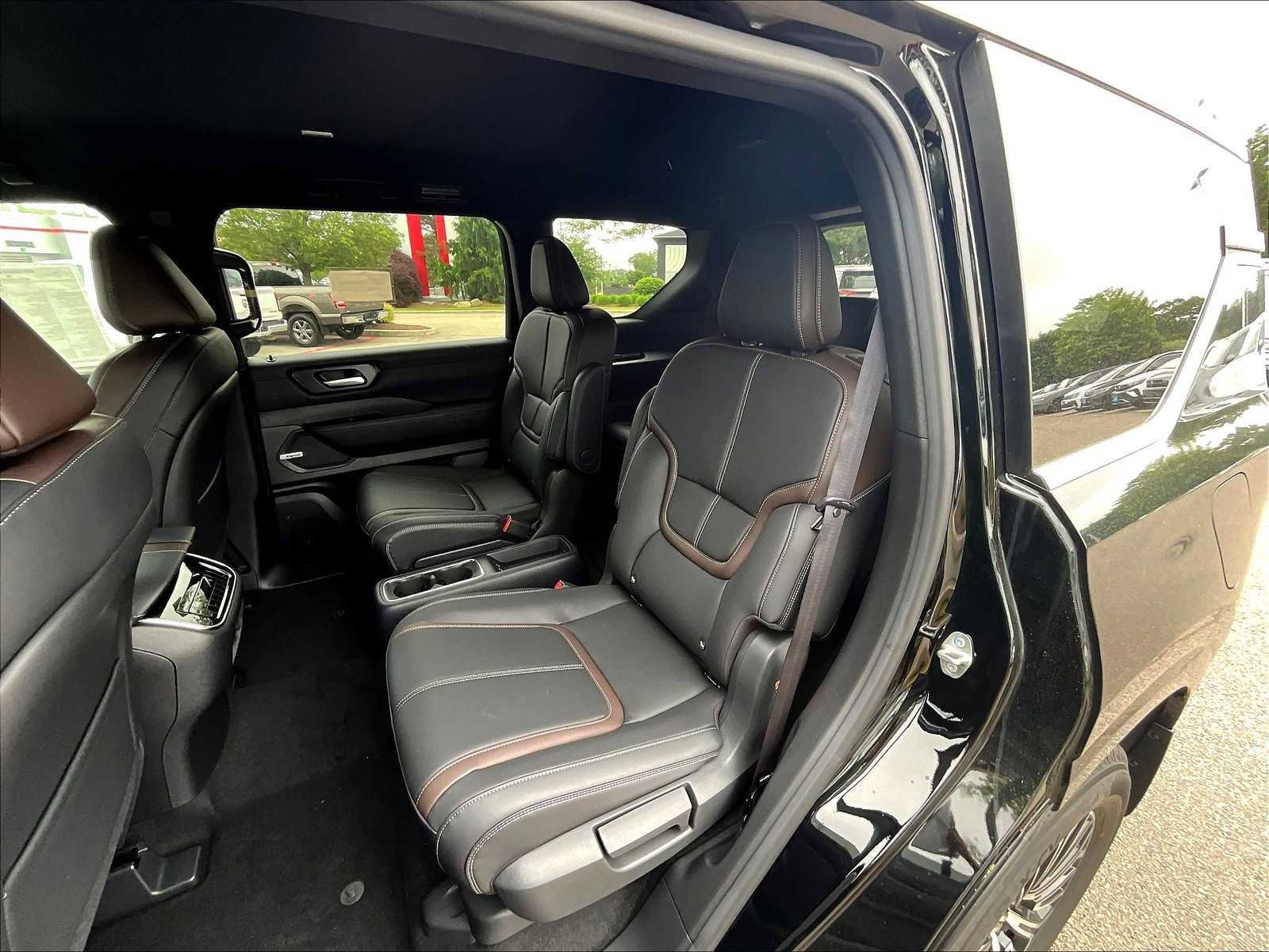 New 2025 Nissan Armada SL w/ Captain's Chari Seat Package AWD/4WD image 15
