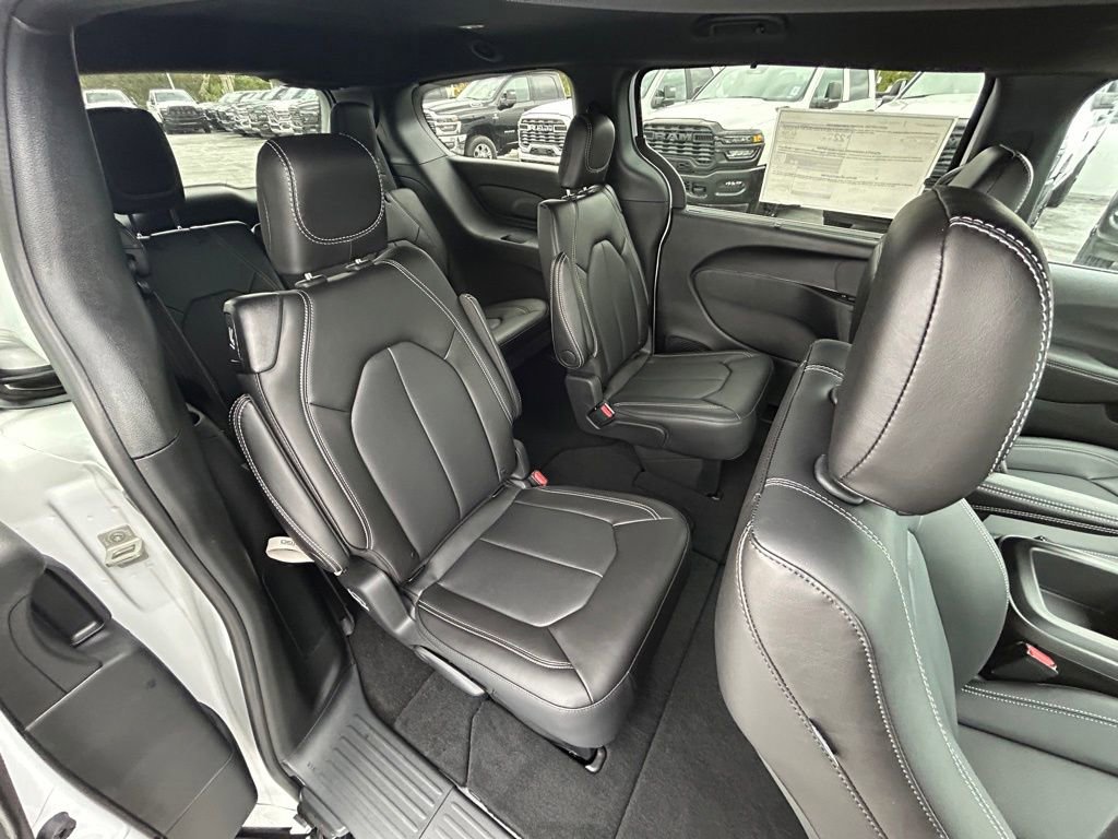 New 2026 Chrysler Pacifica Select image 32