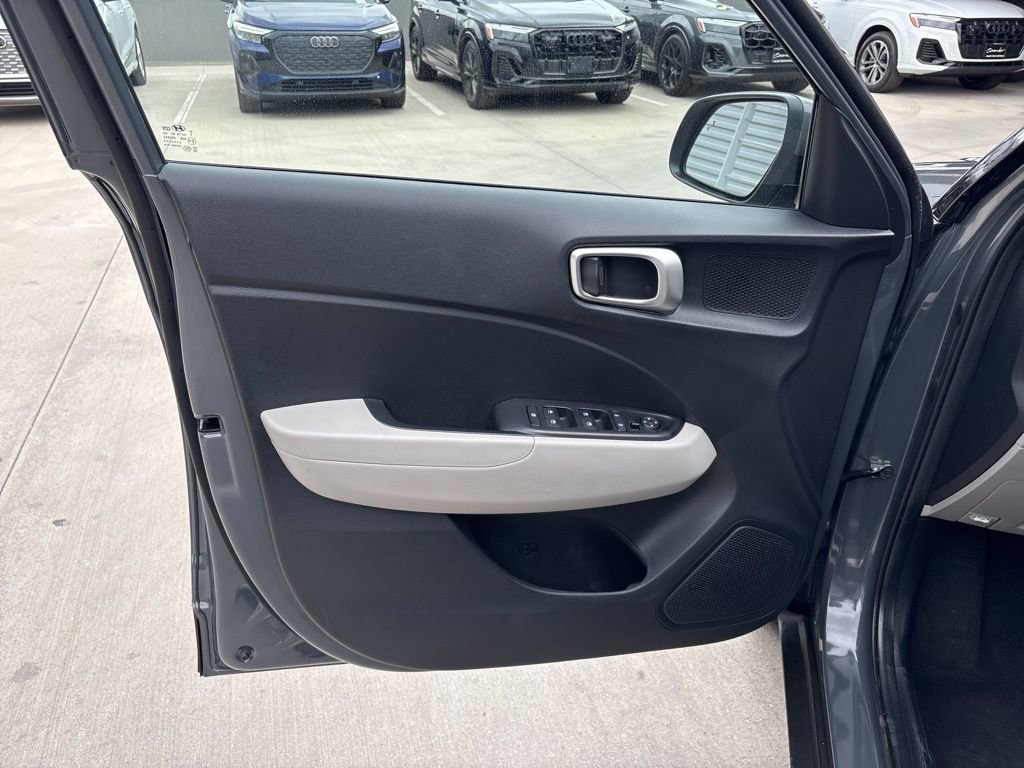 Used 2025 Hyundai Venue SEL image 10