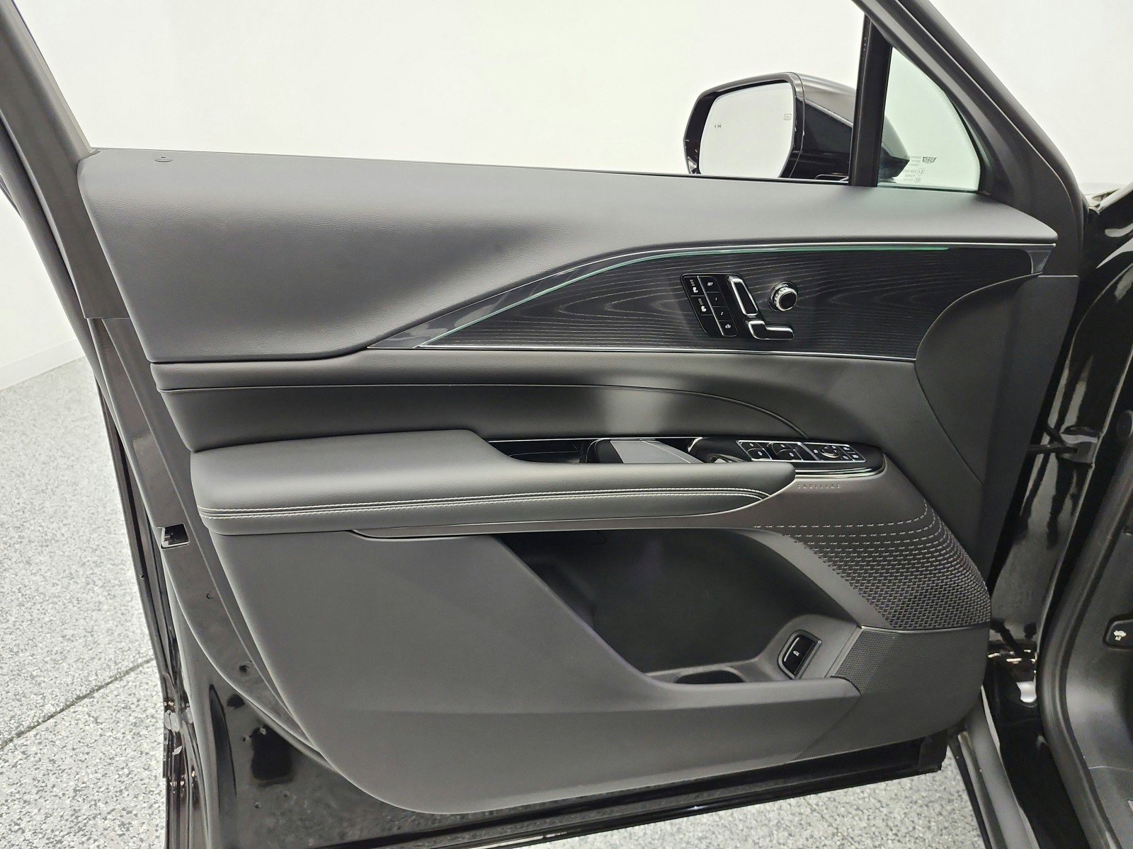 Used 2024 Cadillac Lyriq Luxury image 14