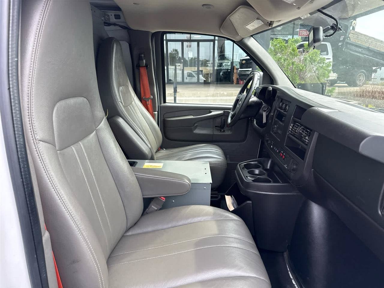 Used 2015 Chevrolet Express 2500 RWD image 18