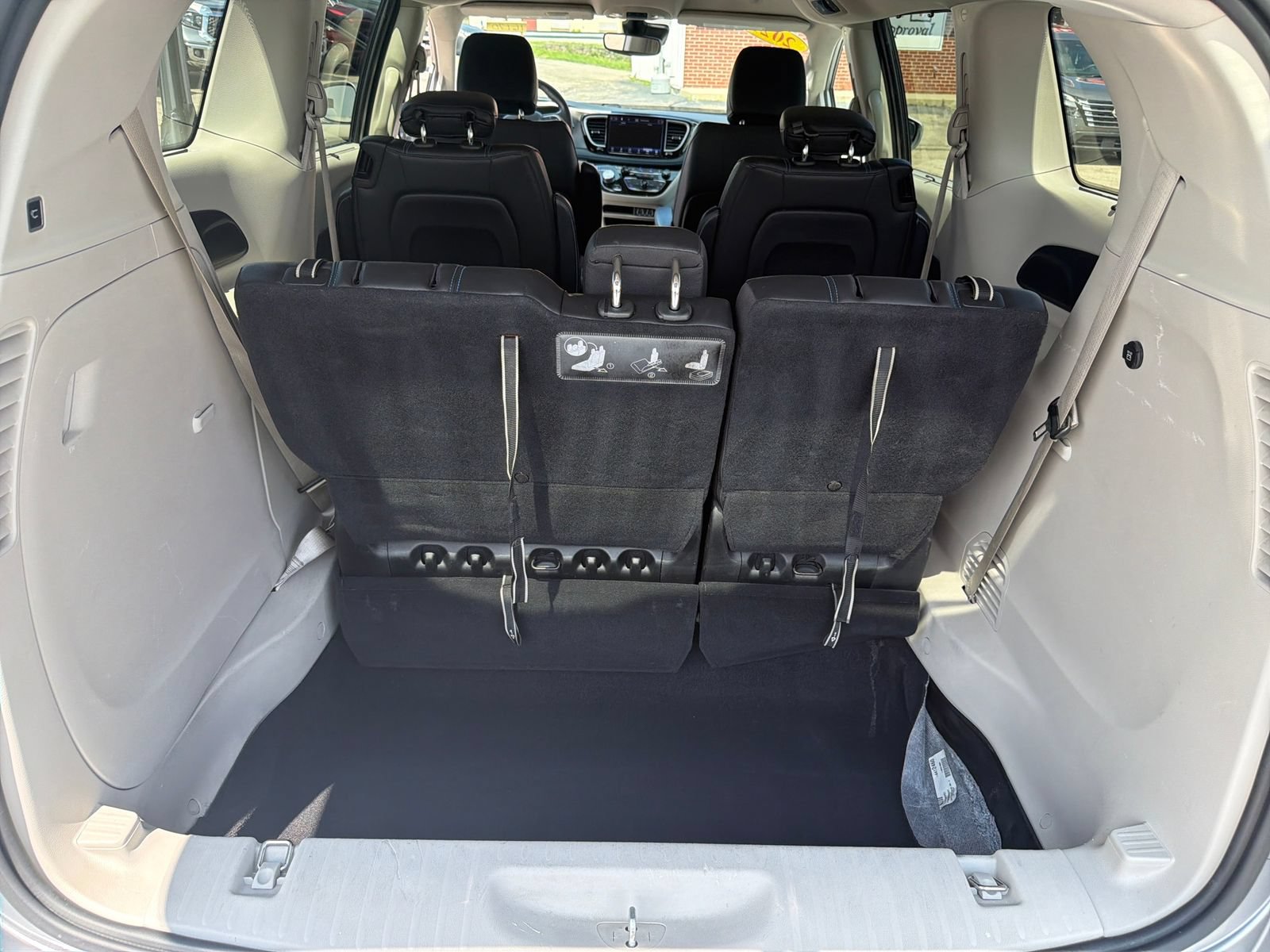 Used 2021 Chrysler Pacifica Touring-L FWD image 22