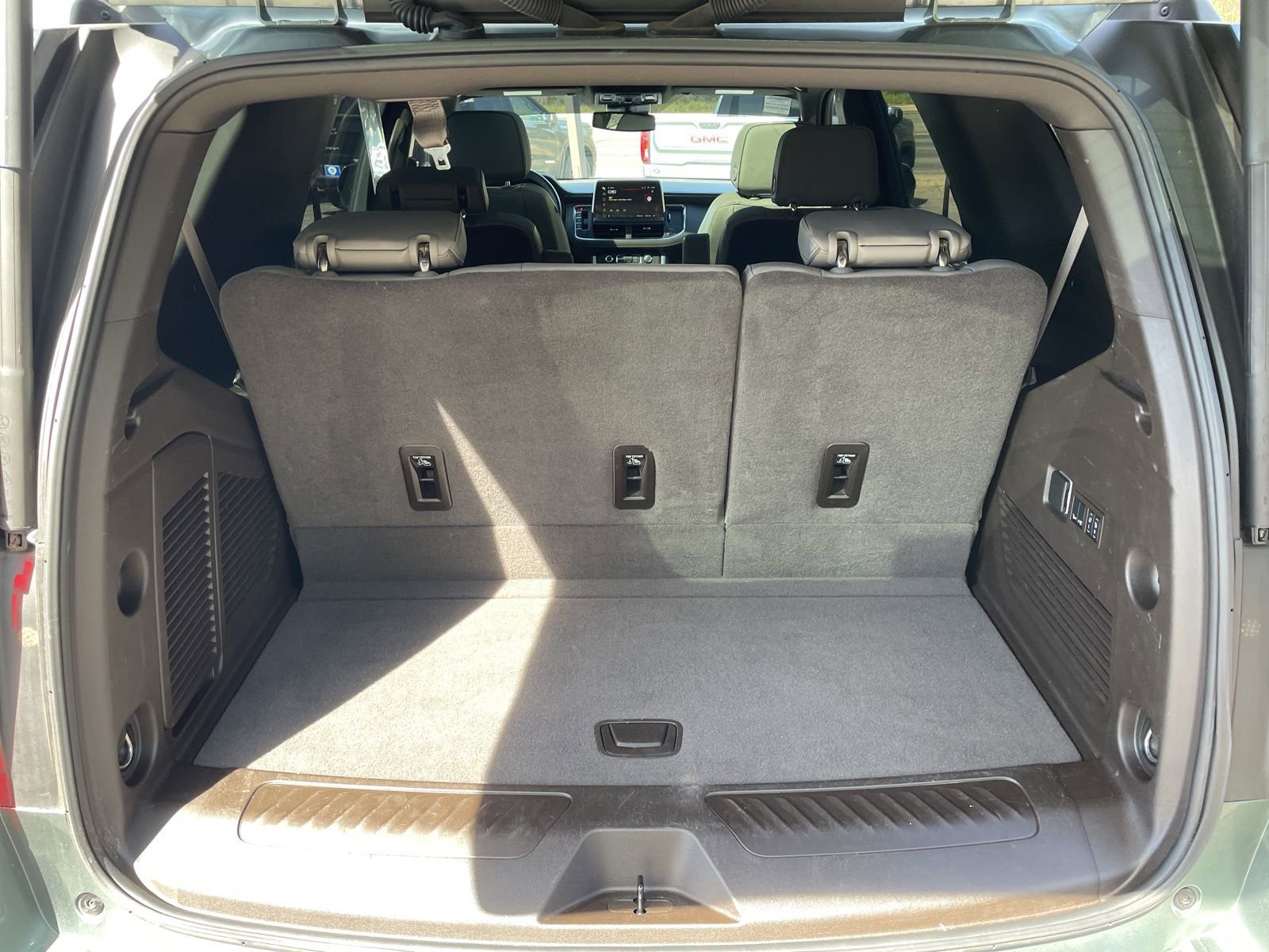 Used 2024 GMC Yukon SLT w/ SLT Luxury Package image 33