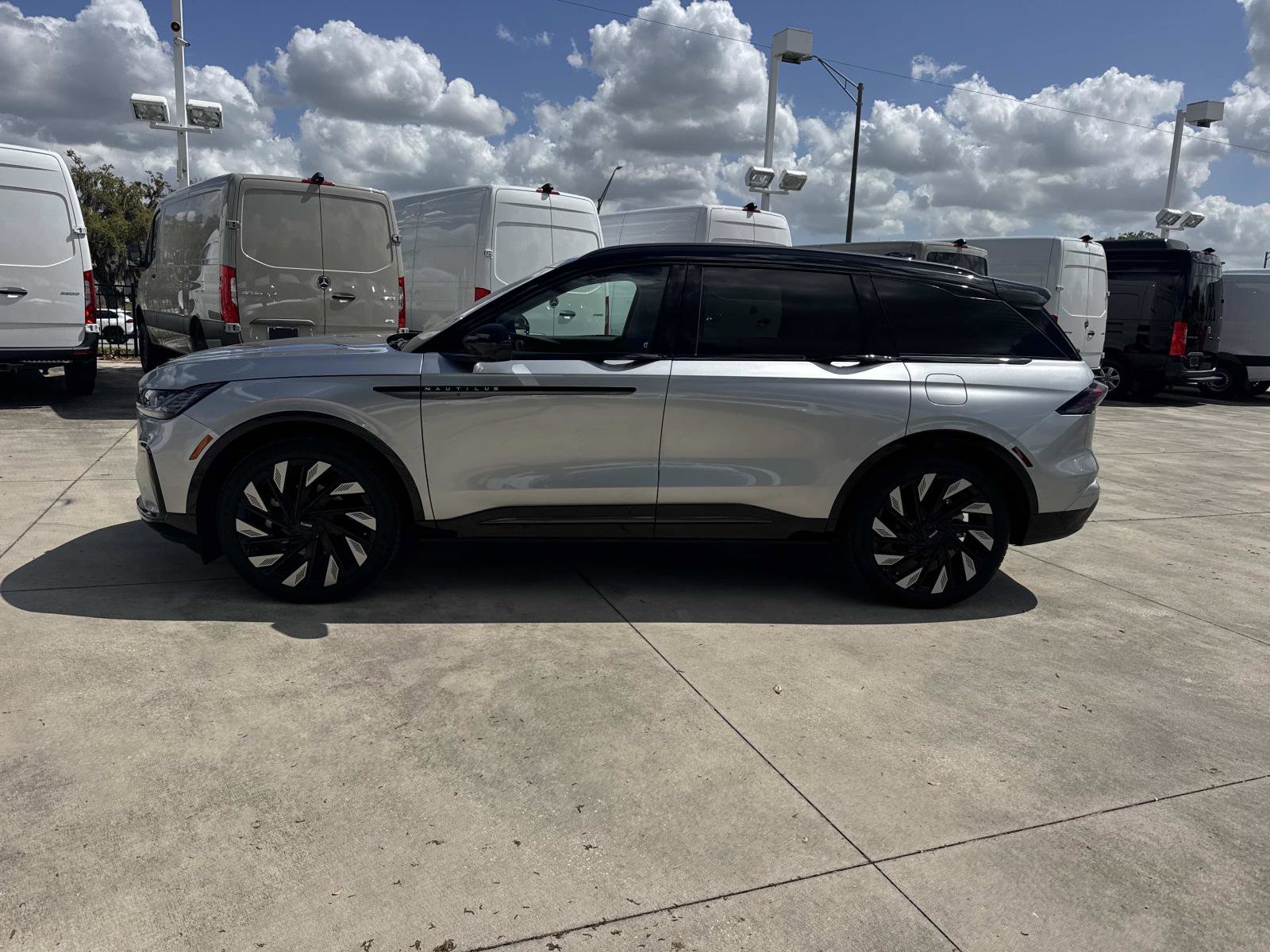 Used 2025 Lincoln Nautilus Reserve image 6