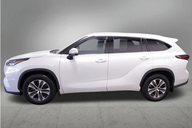 Used 2022 Toyota Highlander XLE AWD/4WD image 2