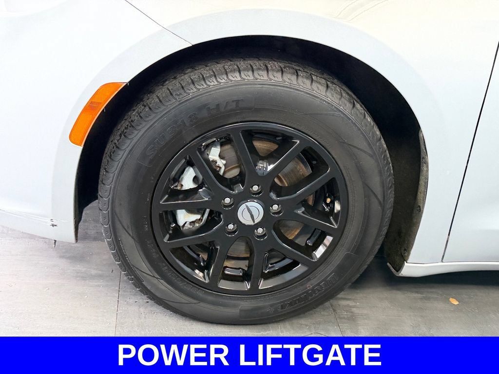 Used 2023 Chrysler Pacifica Touring-L FWD image 4