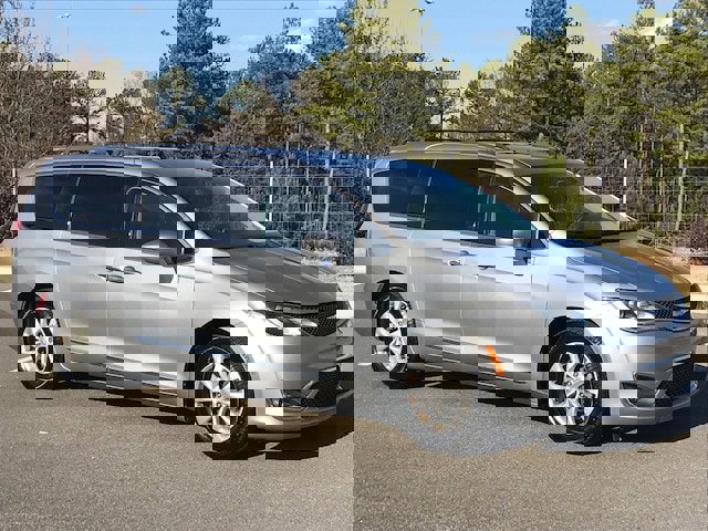 Used 2018 Chrysler Pacifica Touring-L image 2