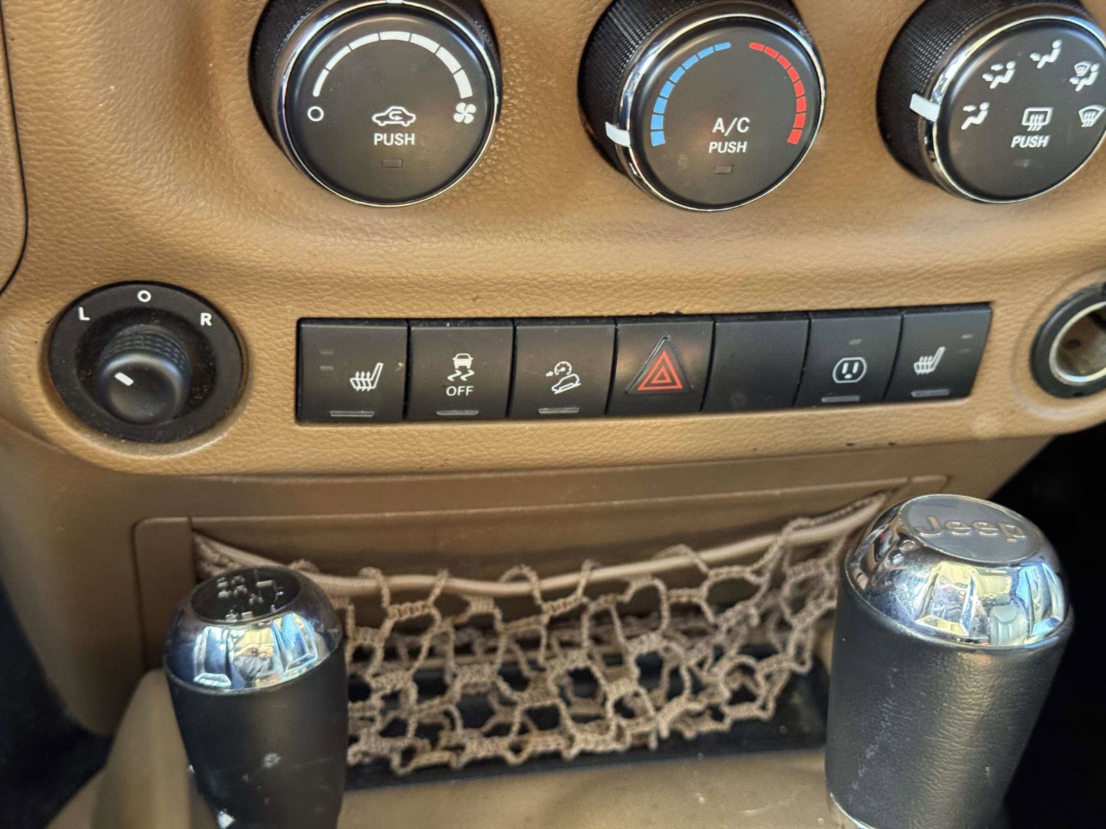 Used 2015 Jeep Wrangler Unlimited Sahara AWD/4WD image 27