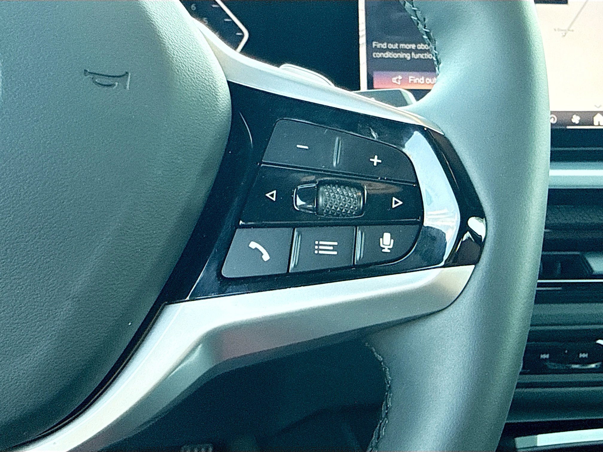 Used 2025 BMW 230i Coupe w/ Convenience Package image 38