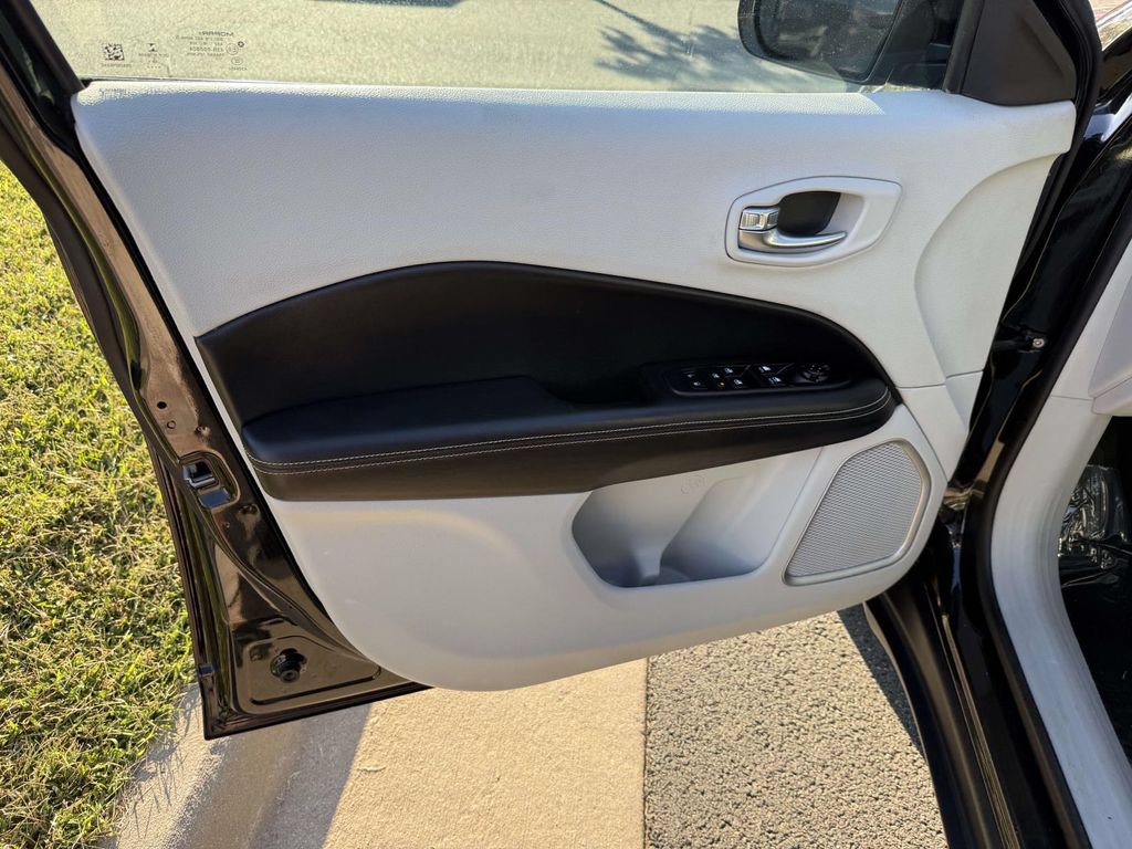 Used 2019 Jeep Compass Latitude FWD image 32