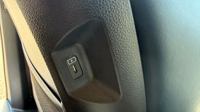Used 2025 Kia Carnival EX FWD image 22