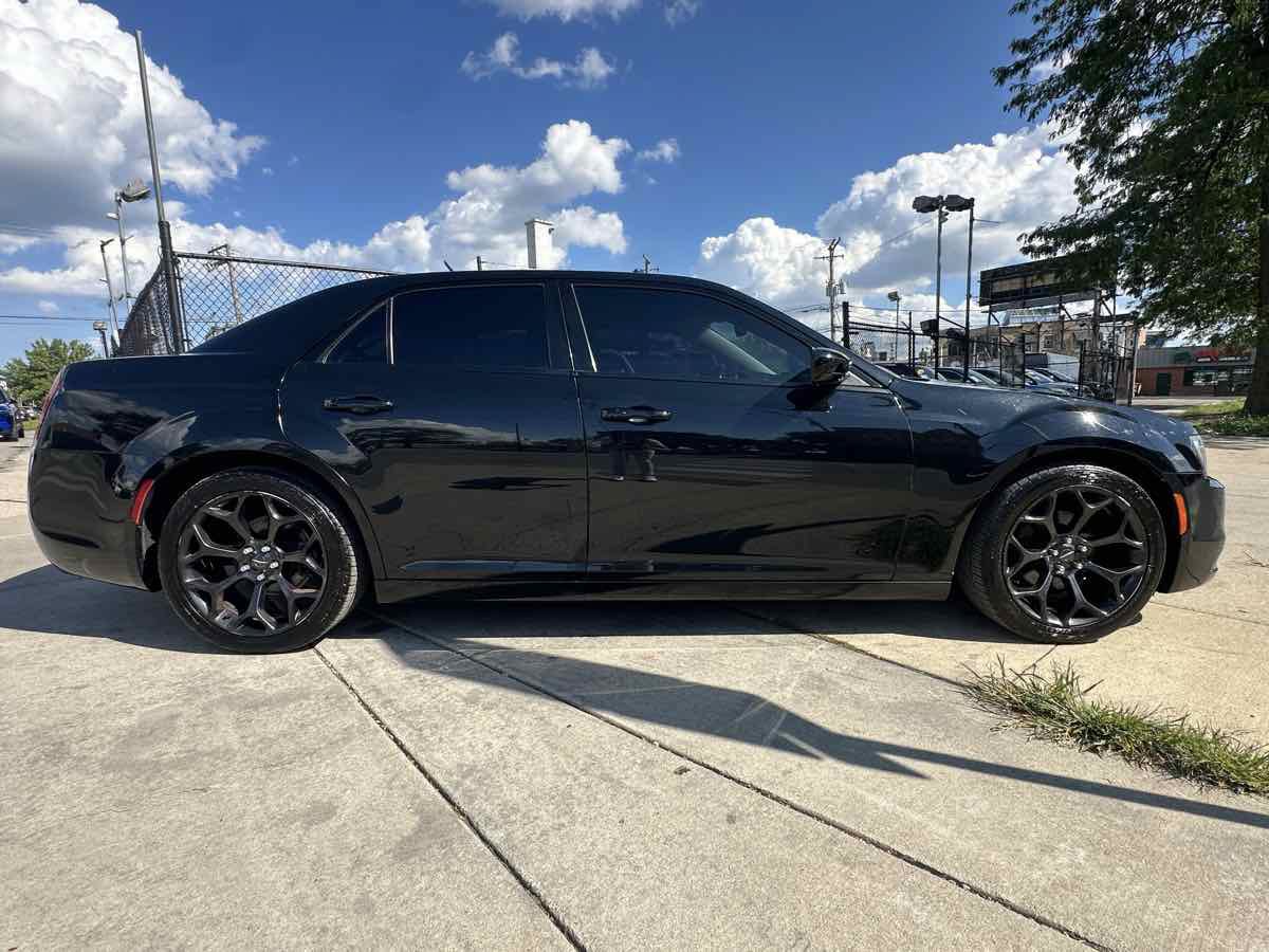 Used 2019 Chrysler 300 Touring w/ Sport Appearance Package RWD image 4