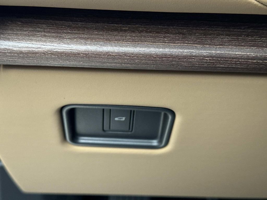 New 2026 Land Rover Range Rover SE image 27