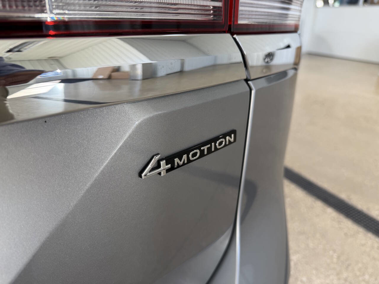 Used 2025 Volkswagen Atlas SE image 14