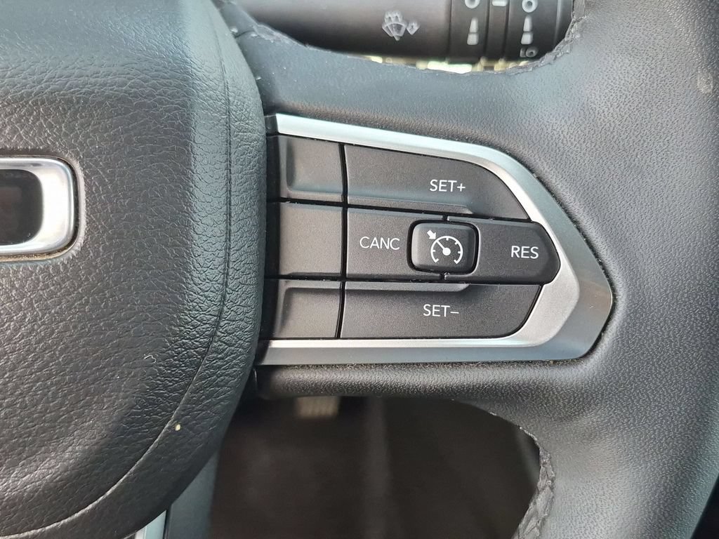 Used 2025 Jeep Compass Latitude w/ Sun & Sound Group AWD/4WD image 22