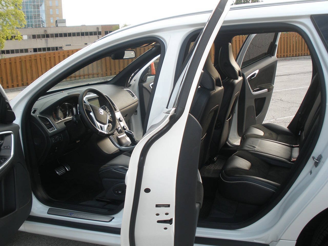 Used 2015 Volvo XC60 T6 R-Design Platinum AWD/4WD image 27