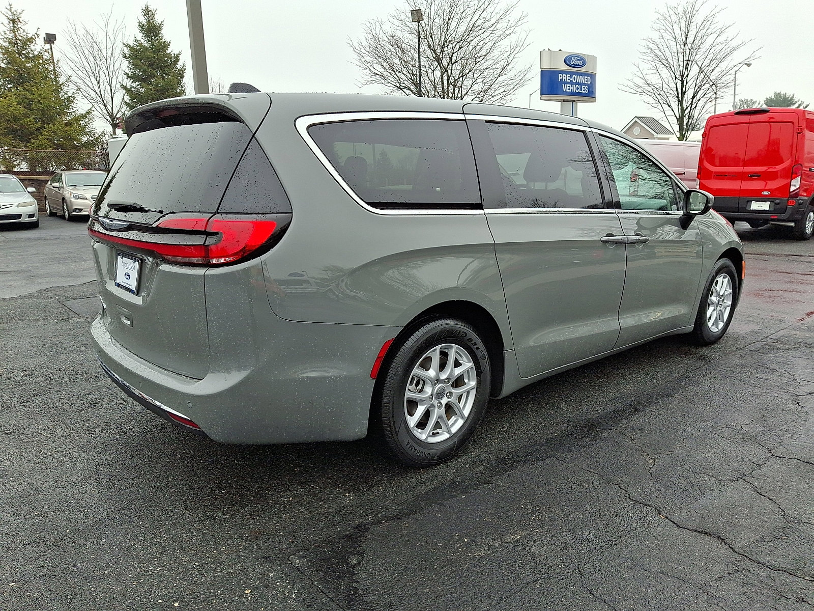 Used 2023 Chrysler Pacifica Touring-L image 6