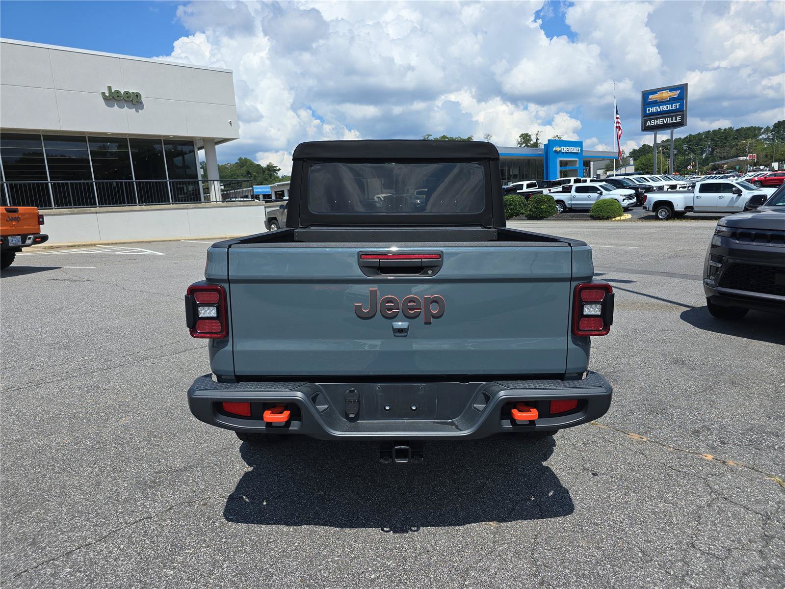 Used 2024 Jeep Gladiator Mojave w/ Technology Group AWD/4WD image 3