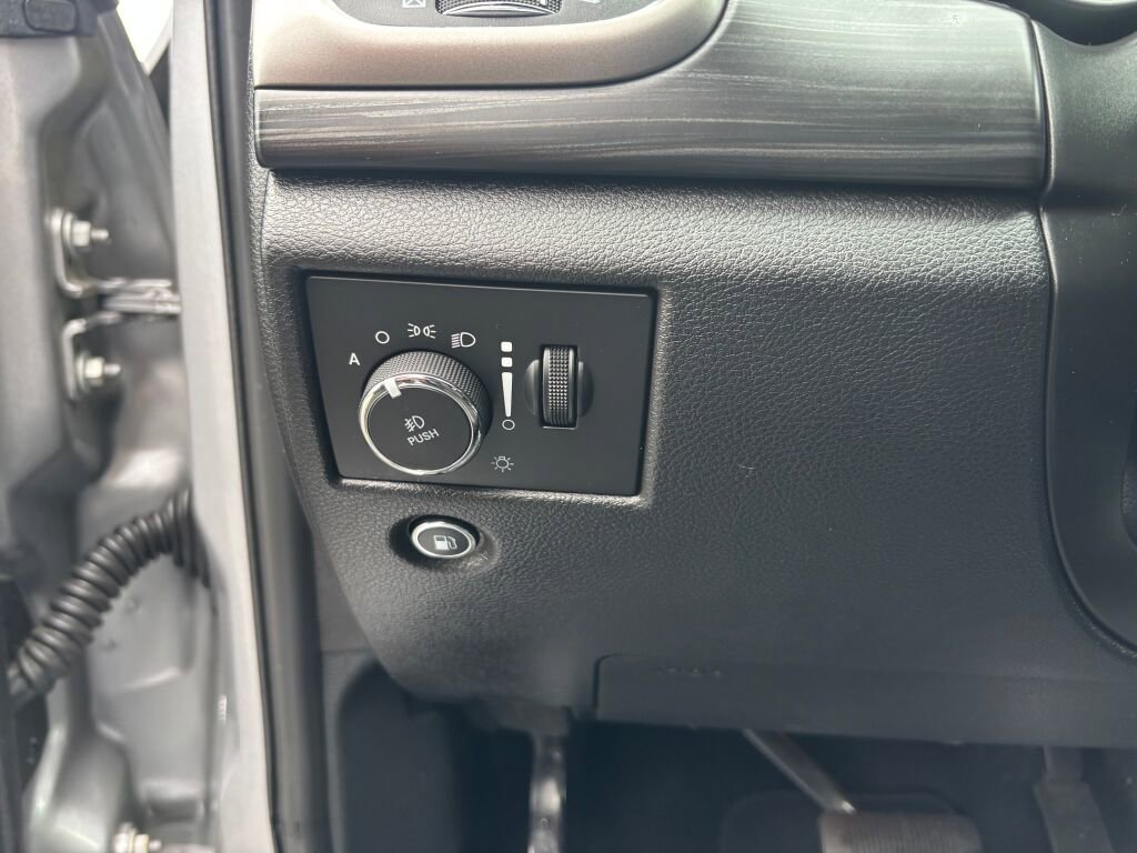 Used 2020 Jeep Grand Cherokee Altitude image 21