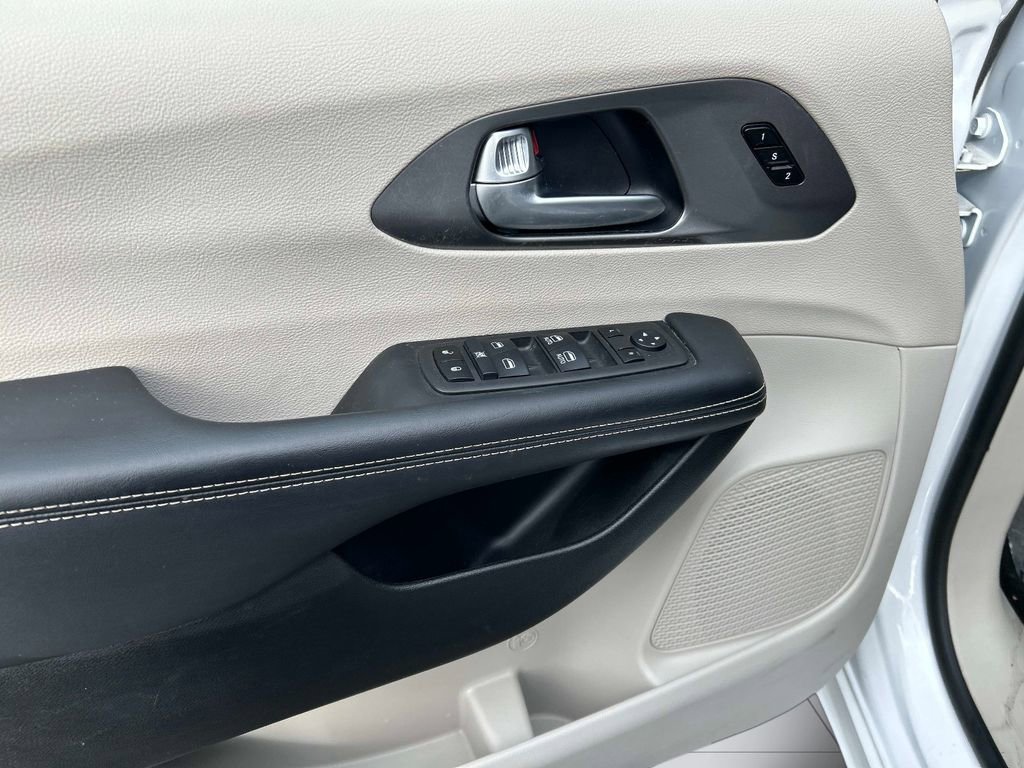 Used 2024 Chrysler Pacifica Touring-L image 20