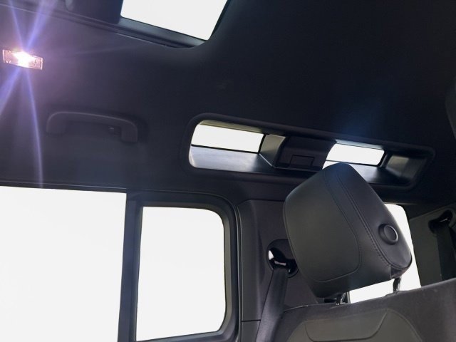 Used 2023 Land Rover Defender 110 X image 33