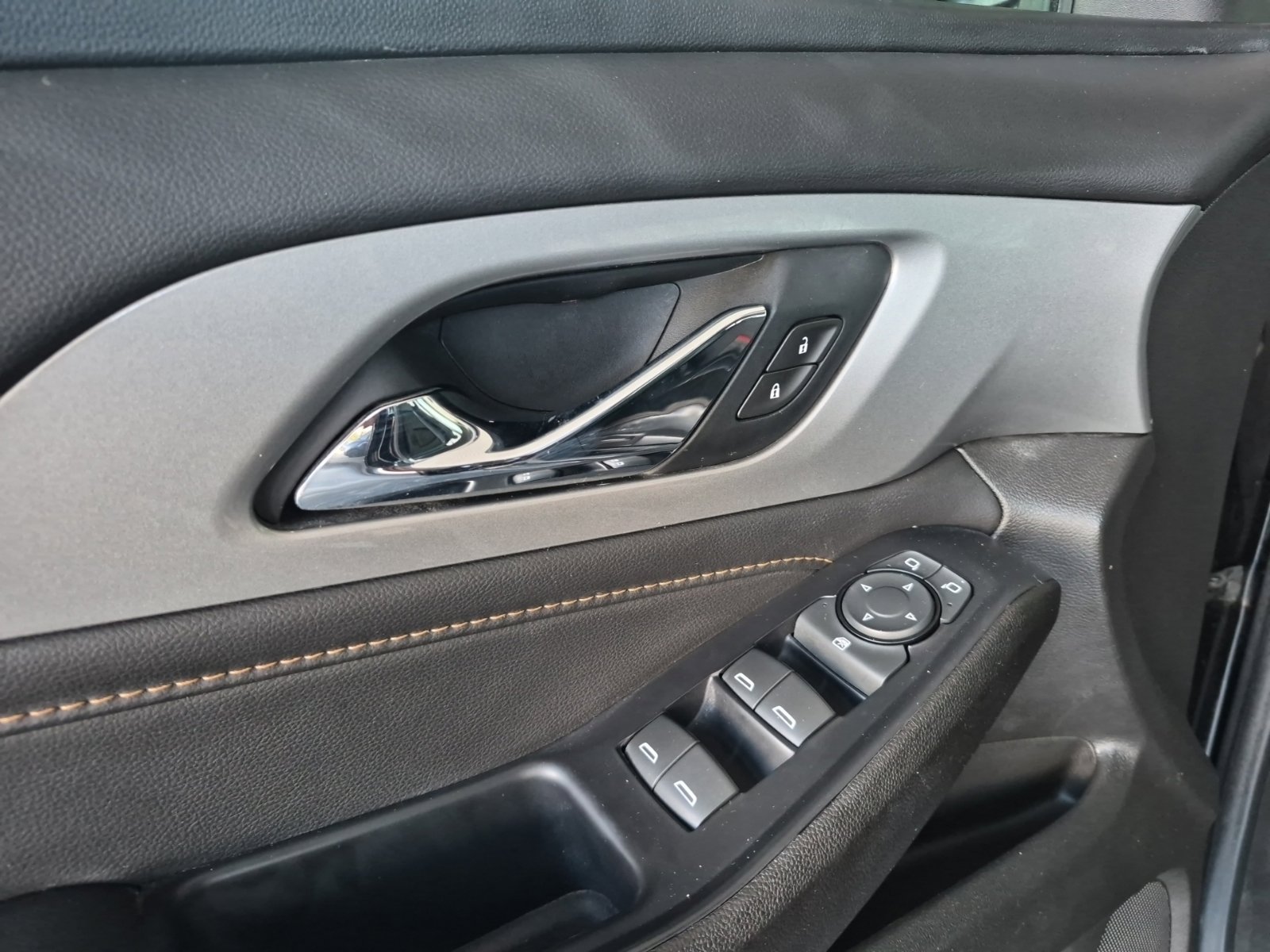 Used 2021 Chevrolet Traverse LS FWD image 11
