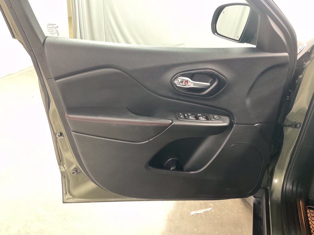 Used 2021 Jeep Cherokee Trailhawk w/ Sun, Sound & Nav Group AWD/4WD image 19