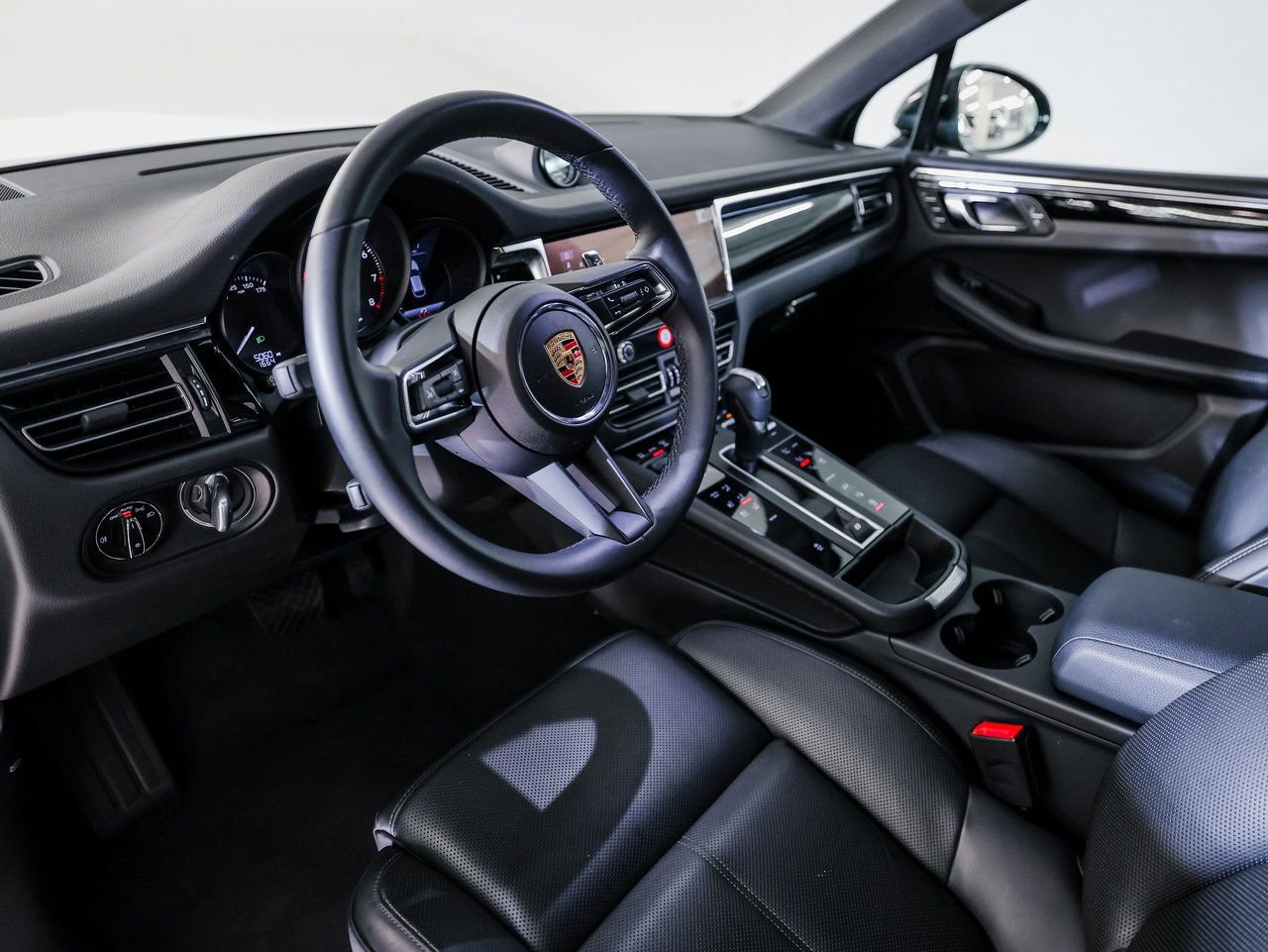 Certified 2025 Porsche Macan AWD/4WD image 4