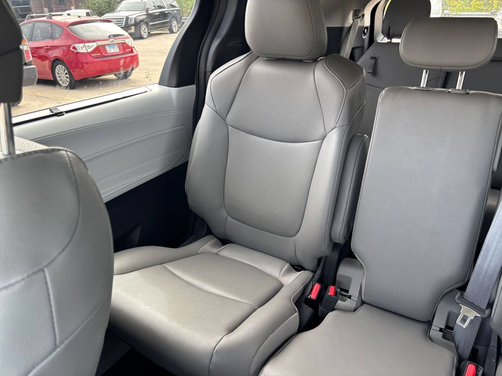 Used 2025 Toyota Sienna XLE FWD image 41