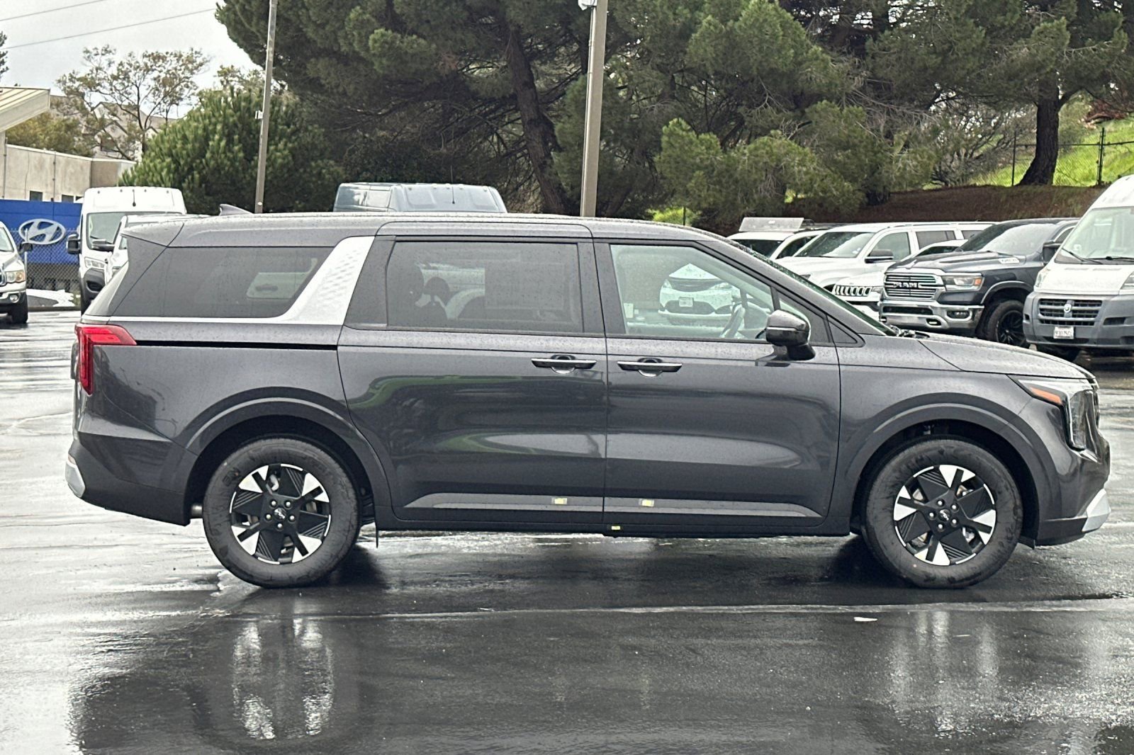 New 2026 Kia Carnival LXS image 3